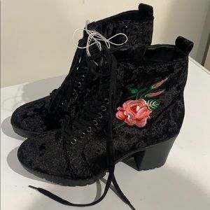 Embroidery Flower/Black Velvet Boots Size 71/2